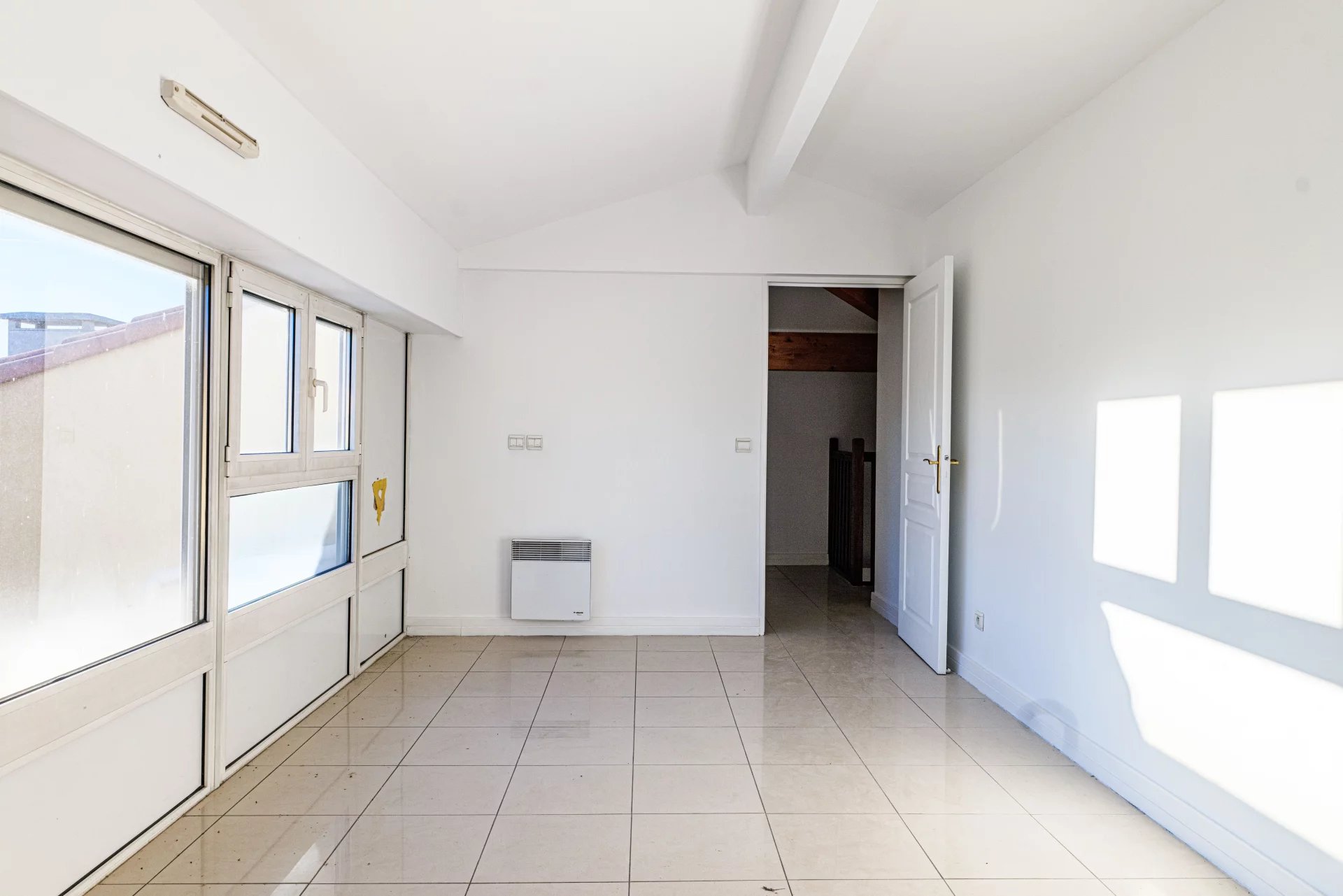 13885567-83836601-14