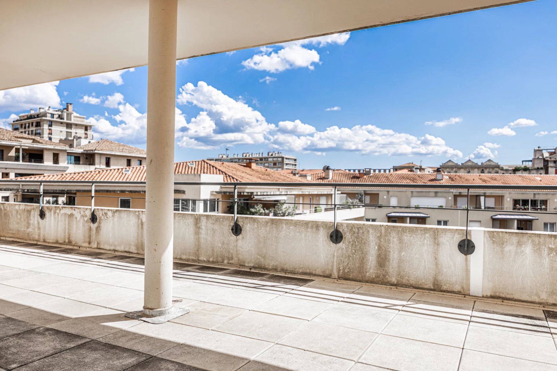 13885567-83836601-16