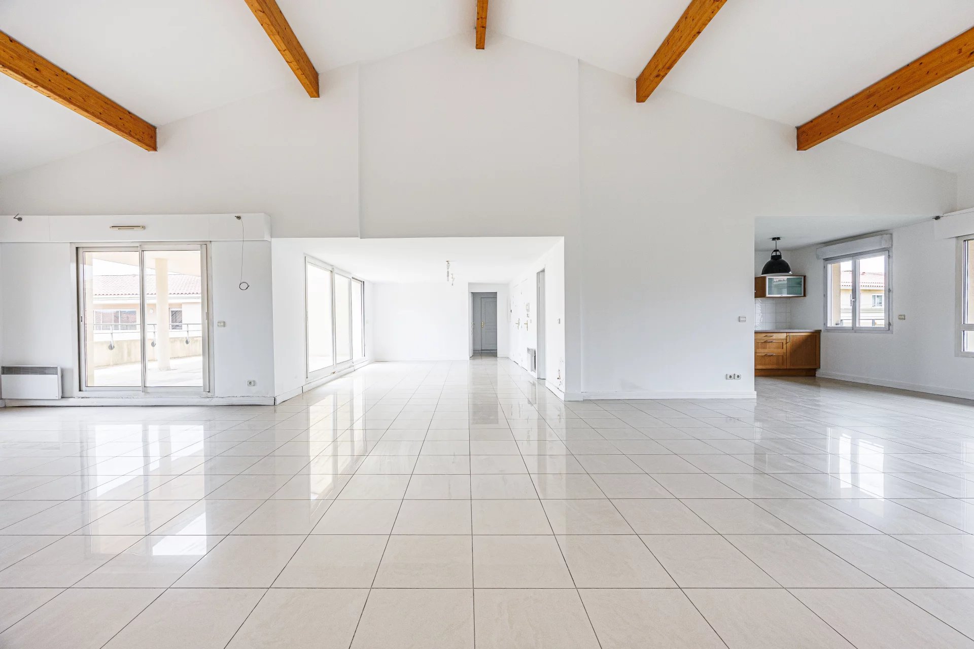 13885567-83836601-19