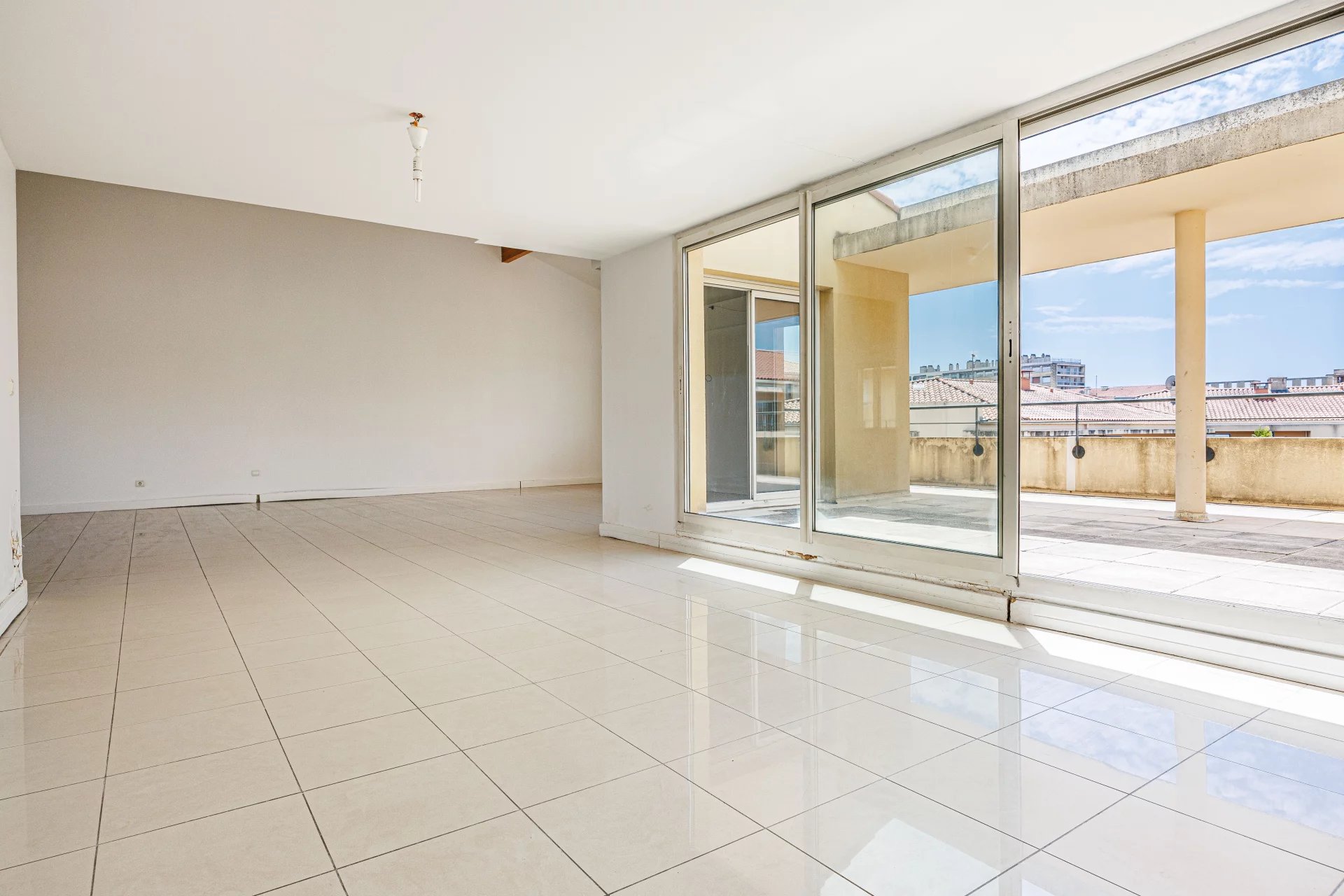 13885567-83836601-22