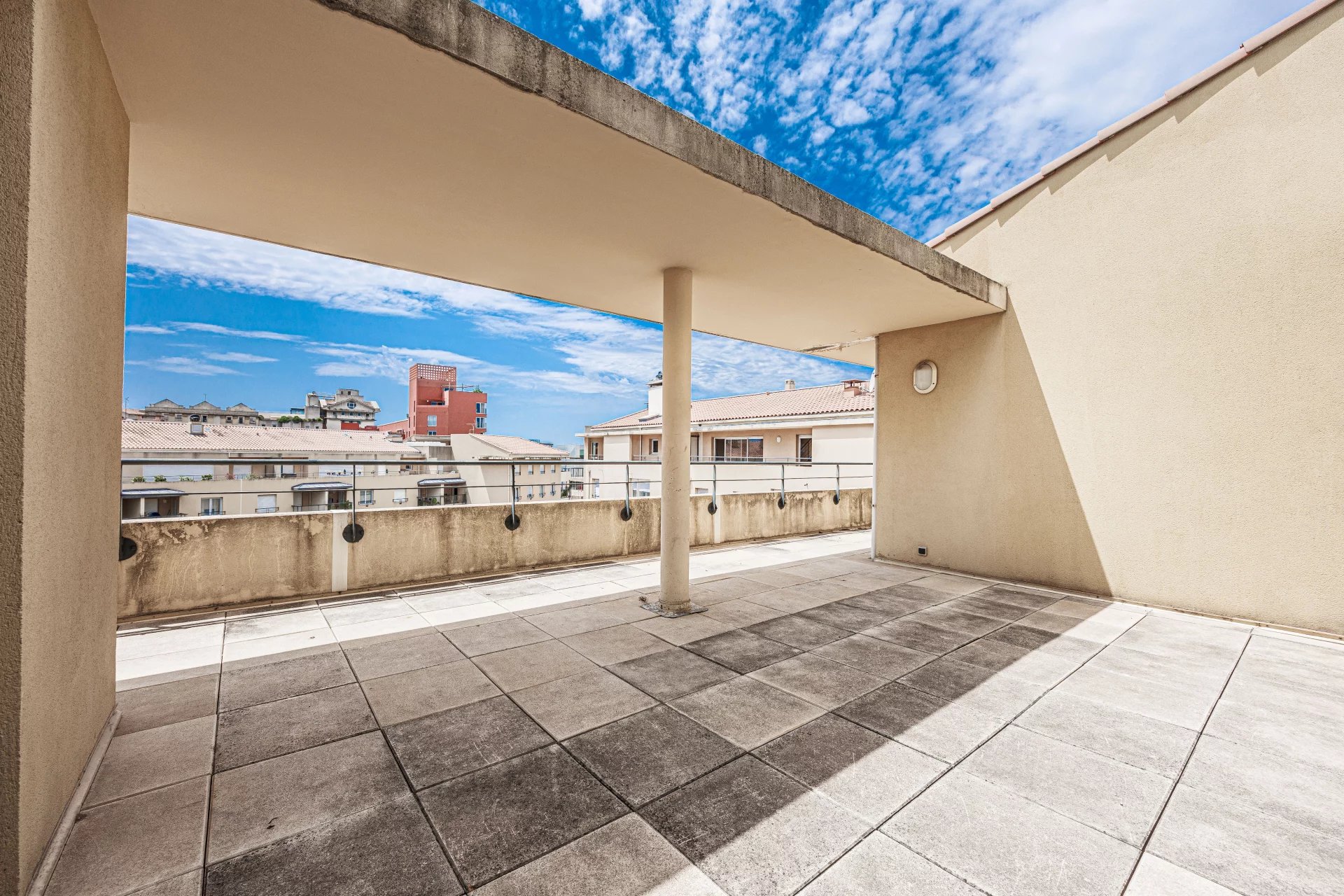 13885567-83836601-23