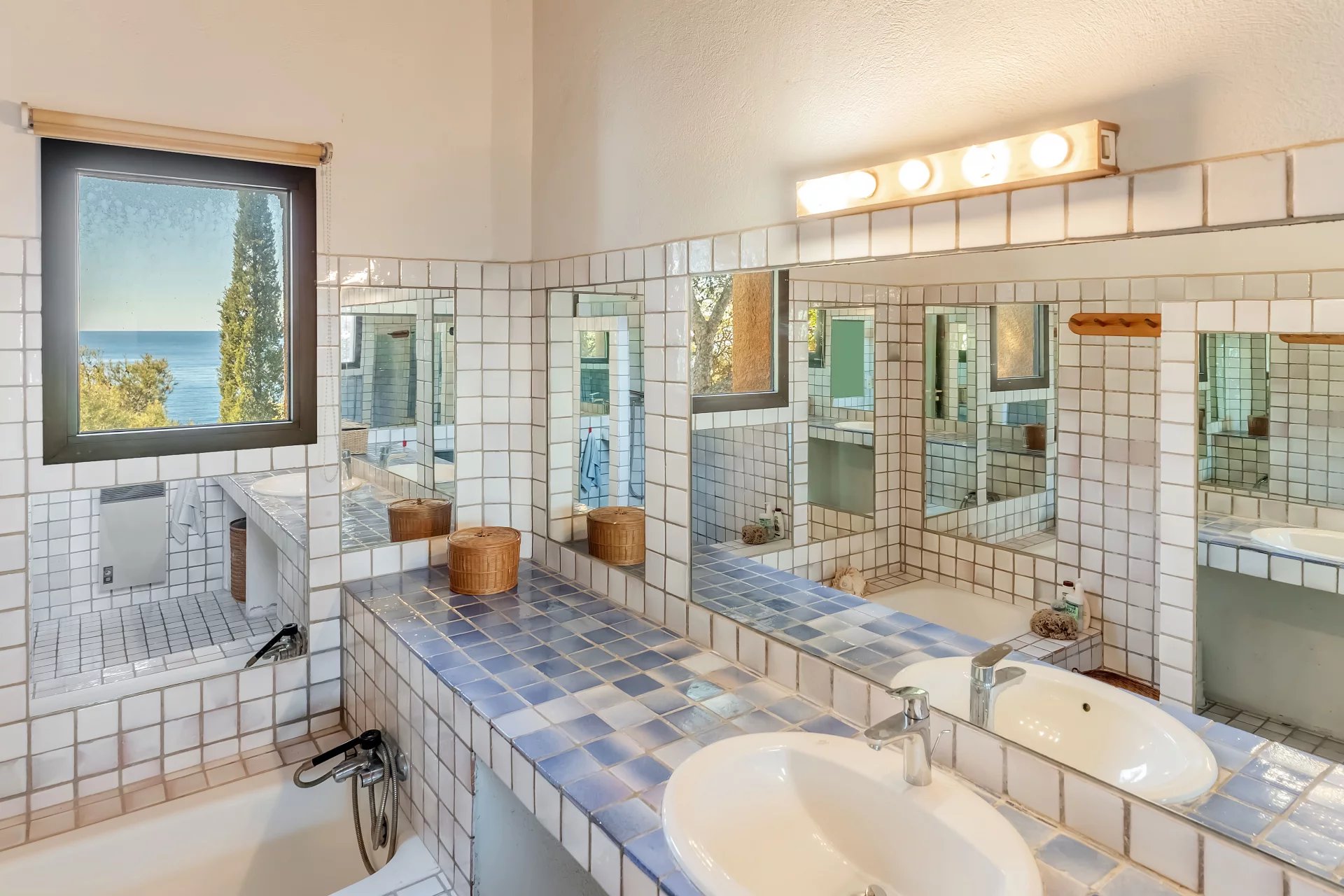 14190331-86617366-10