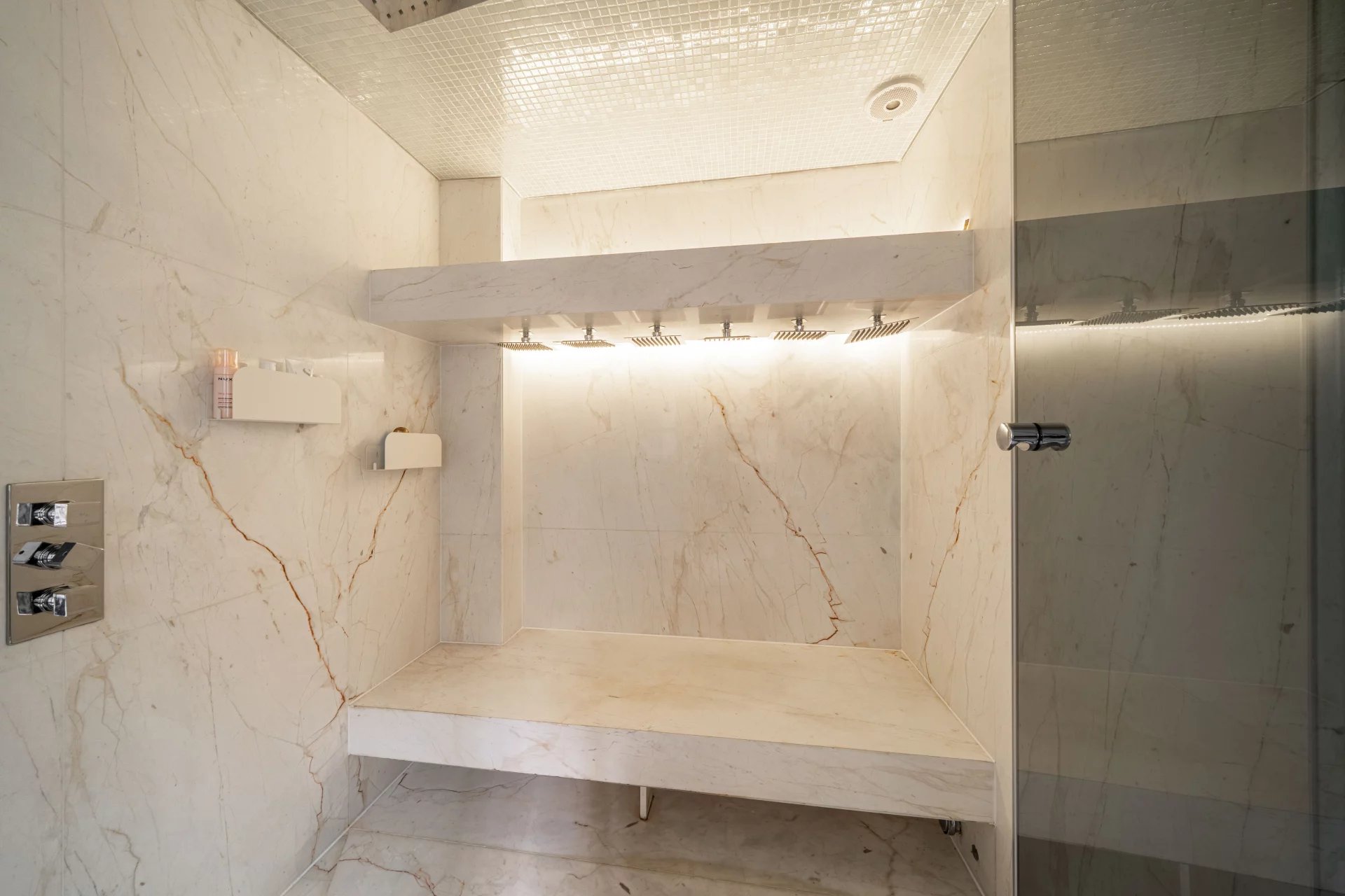 16005309-86443191-10