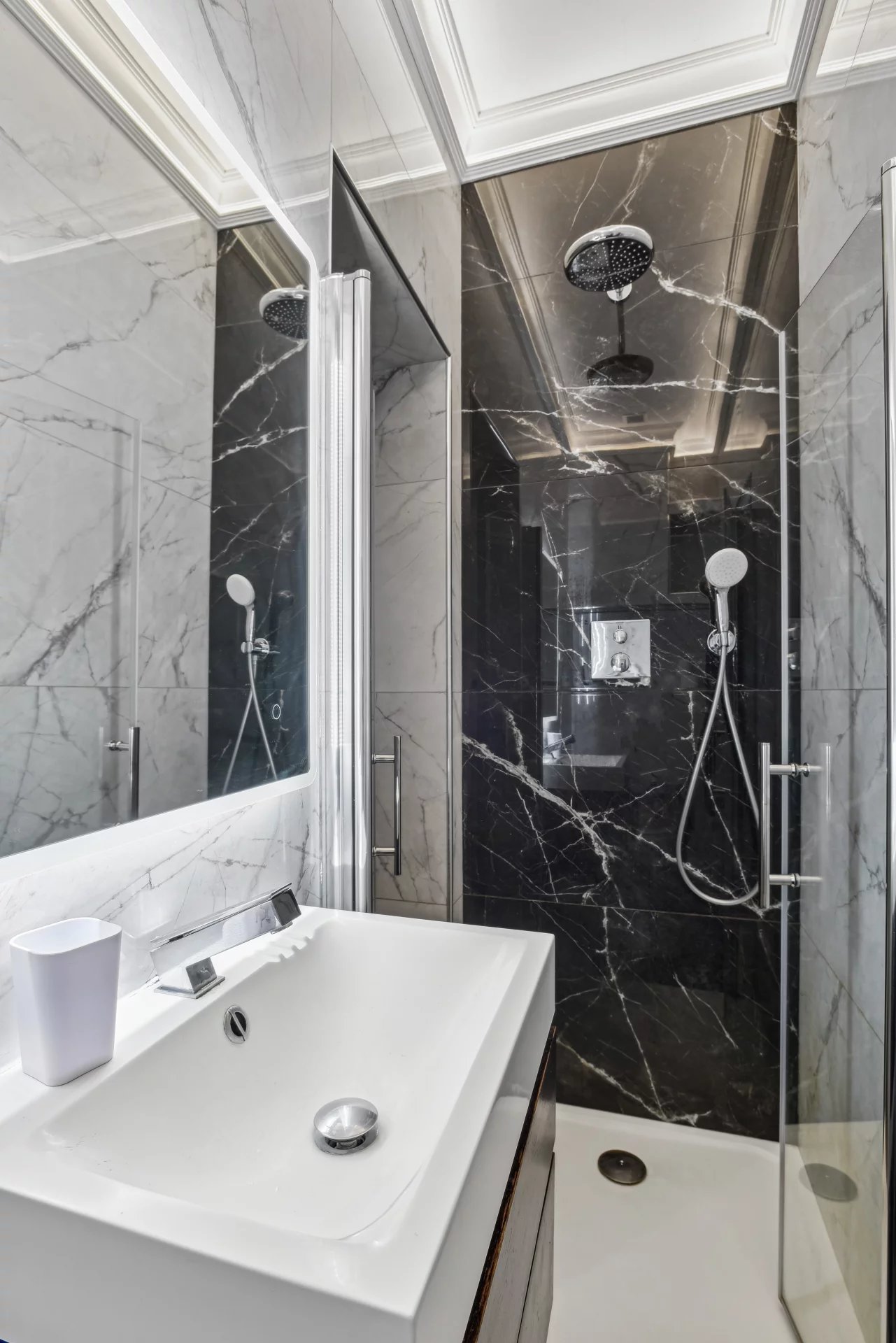 16075312-84129739-10