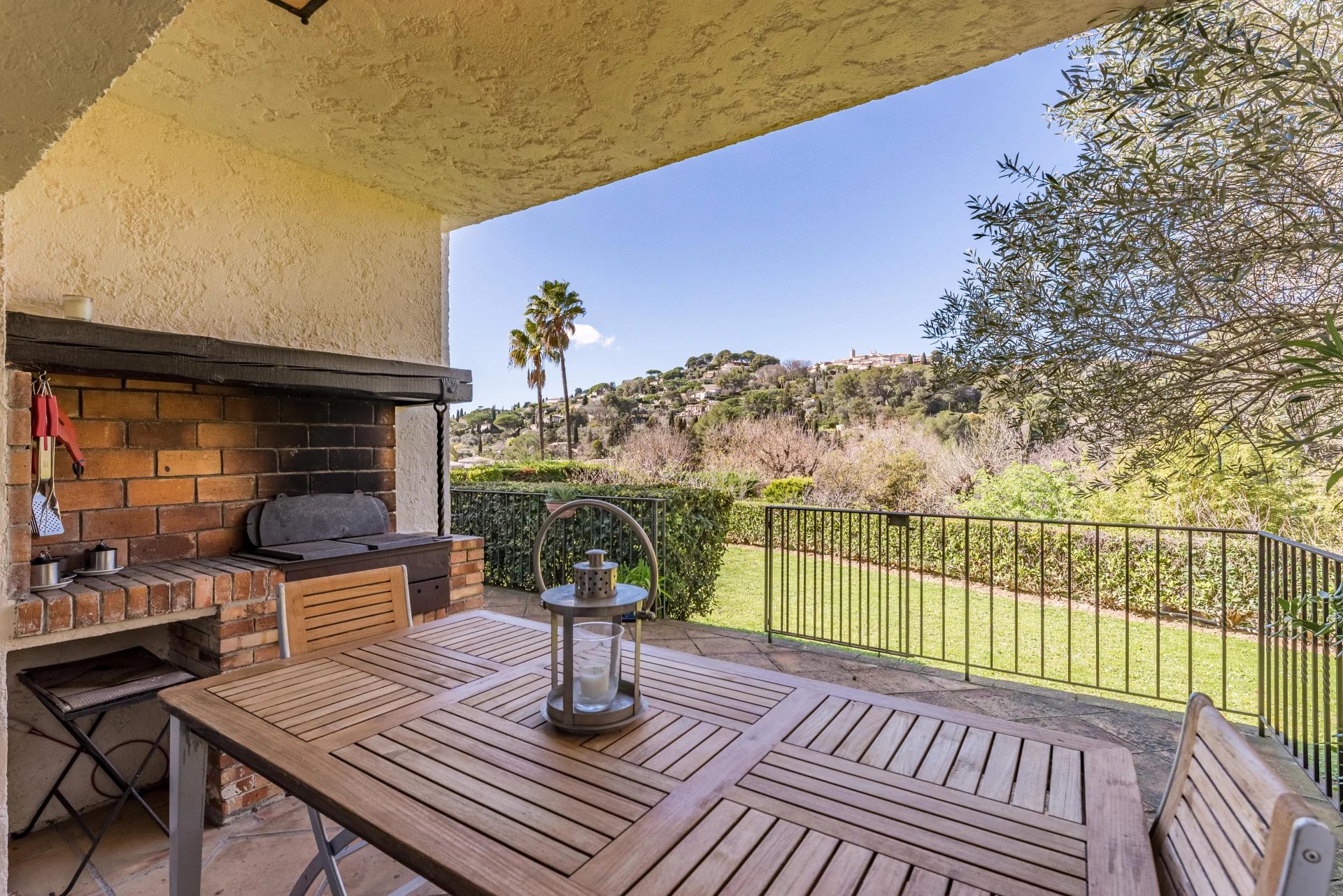 16128716-85695445-10