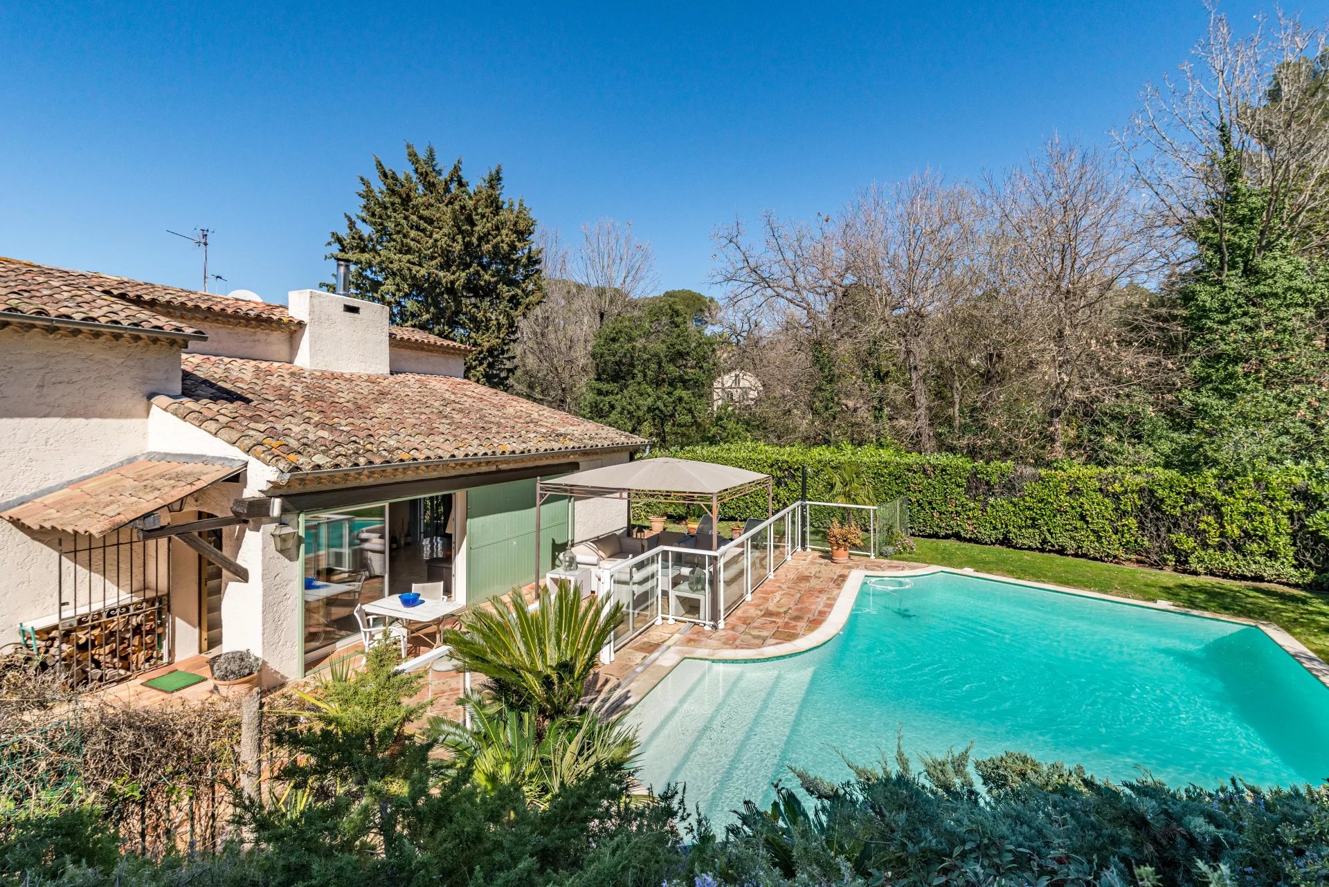 16128716-85695445-11