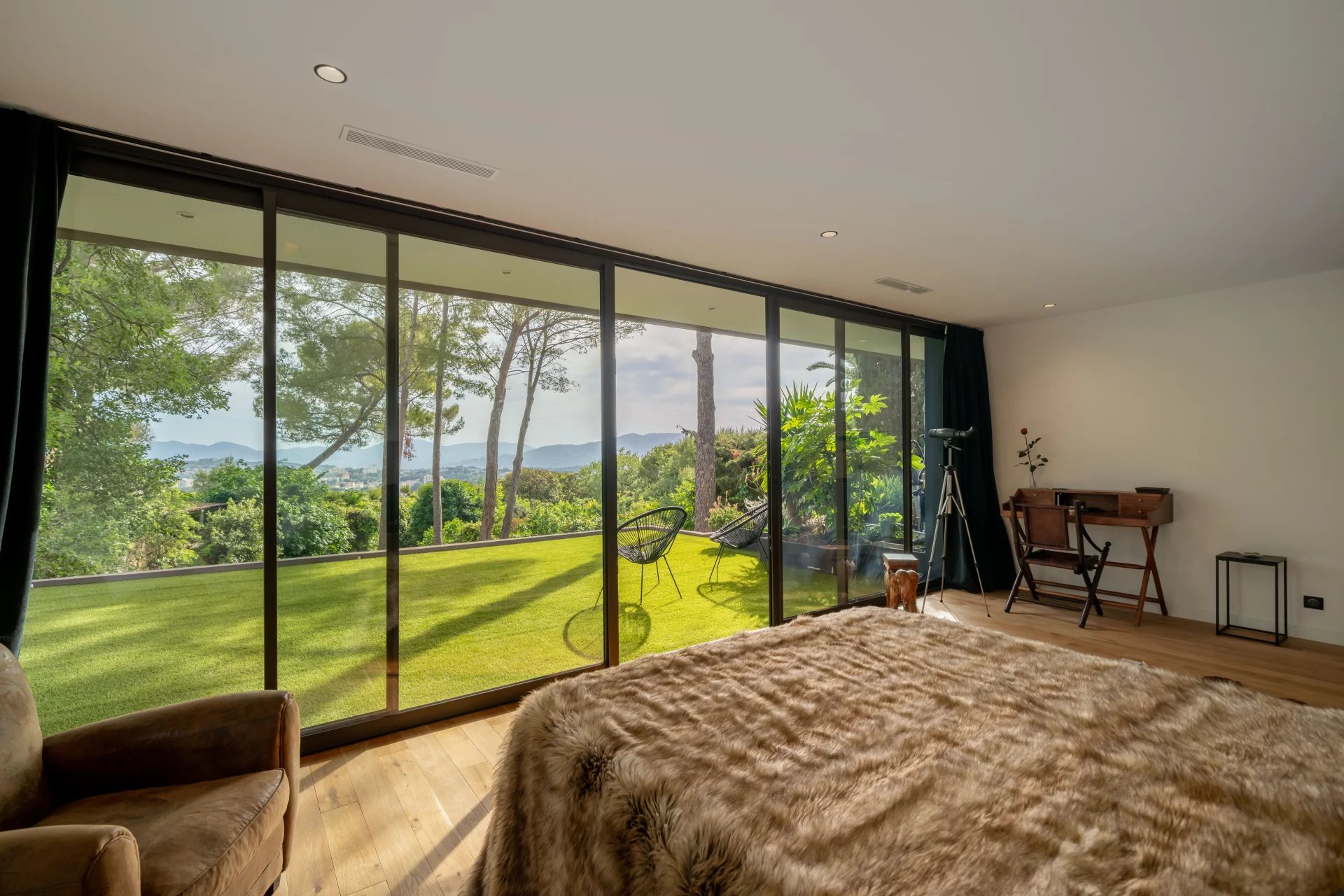 16128716-85903729-10