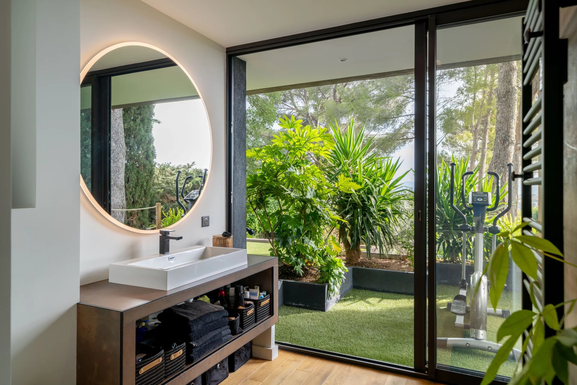 16128716-85903729-11