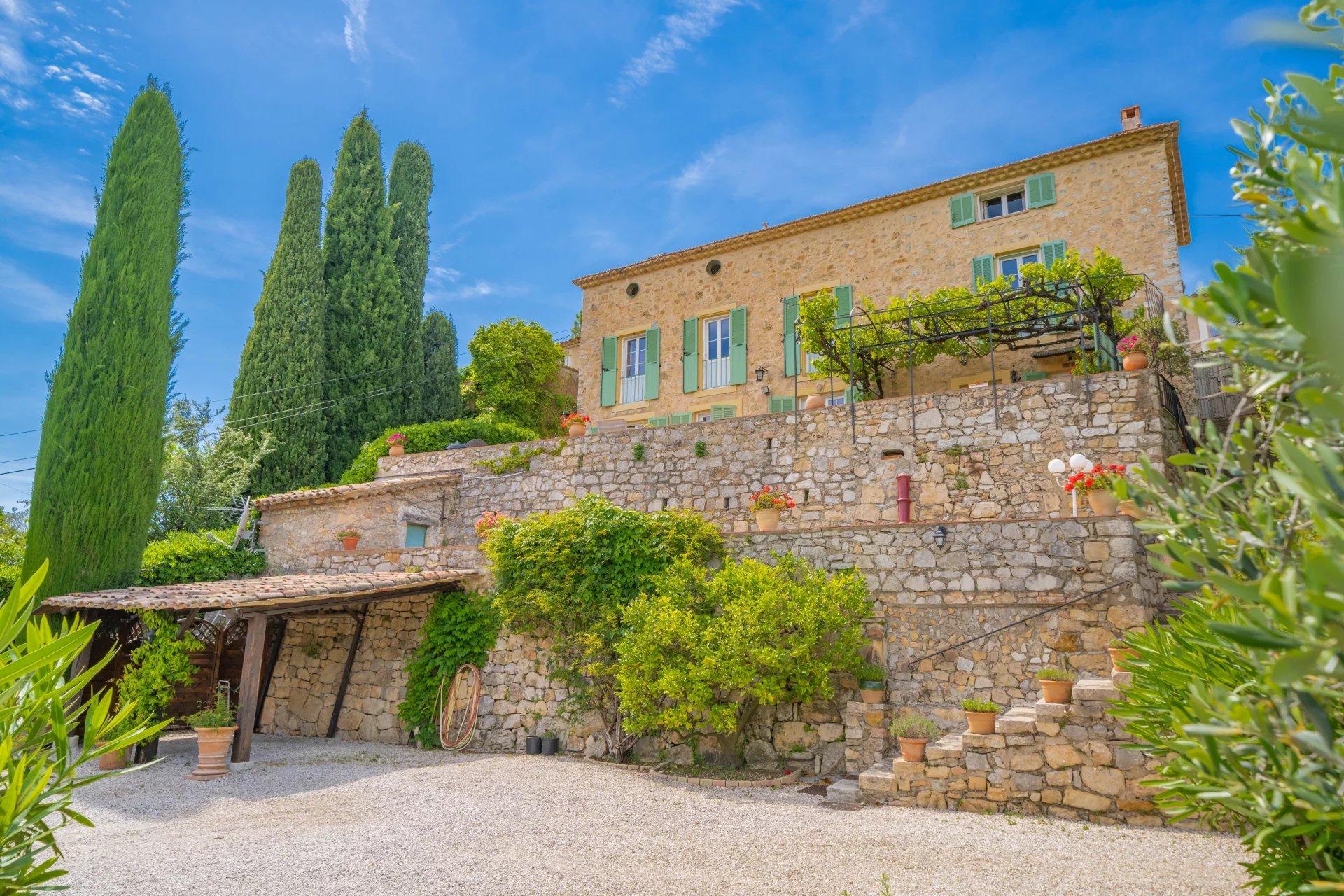 16128716-85933706-11