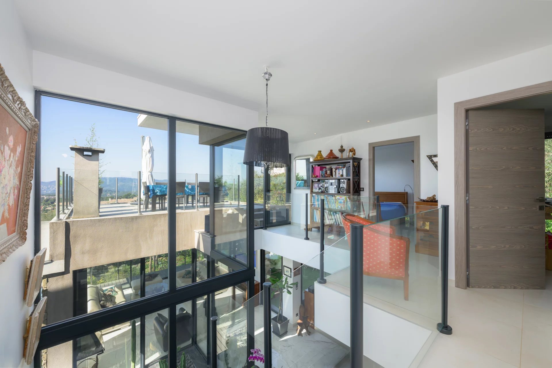 16128716-86142666-10