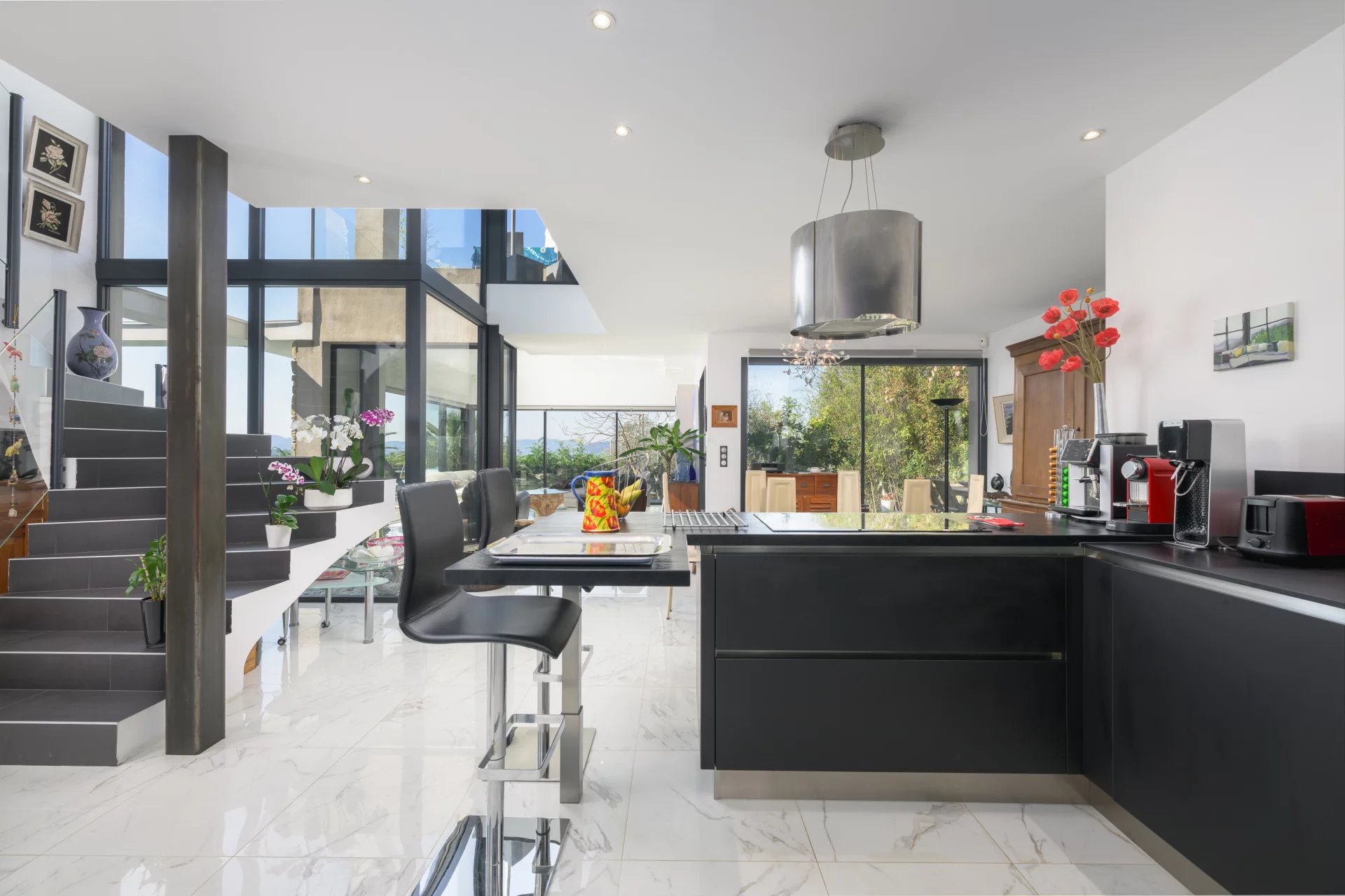 16128716-86142666-11