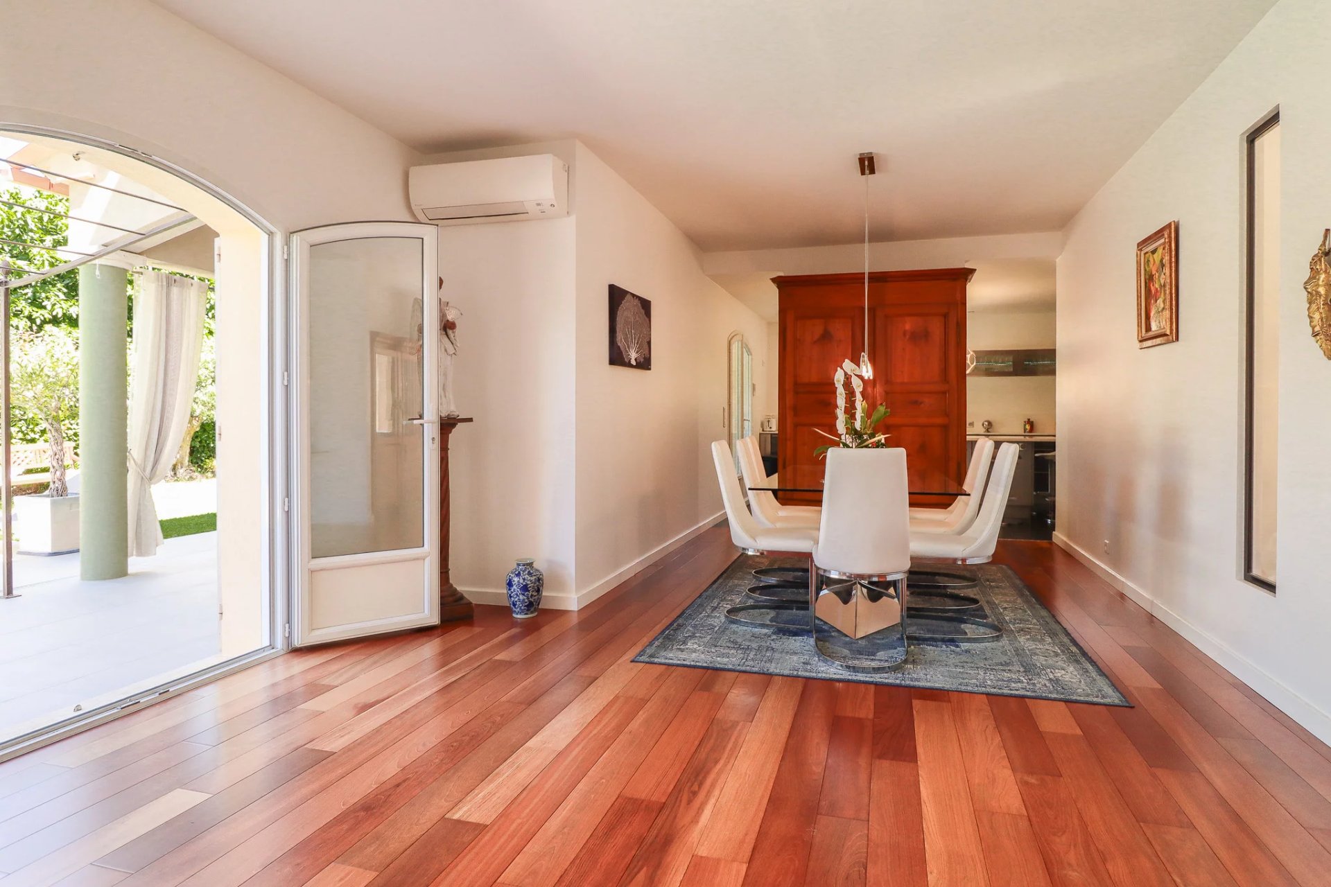 16132982-86829844-11