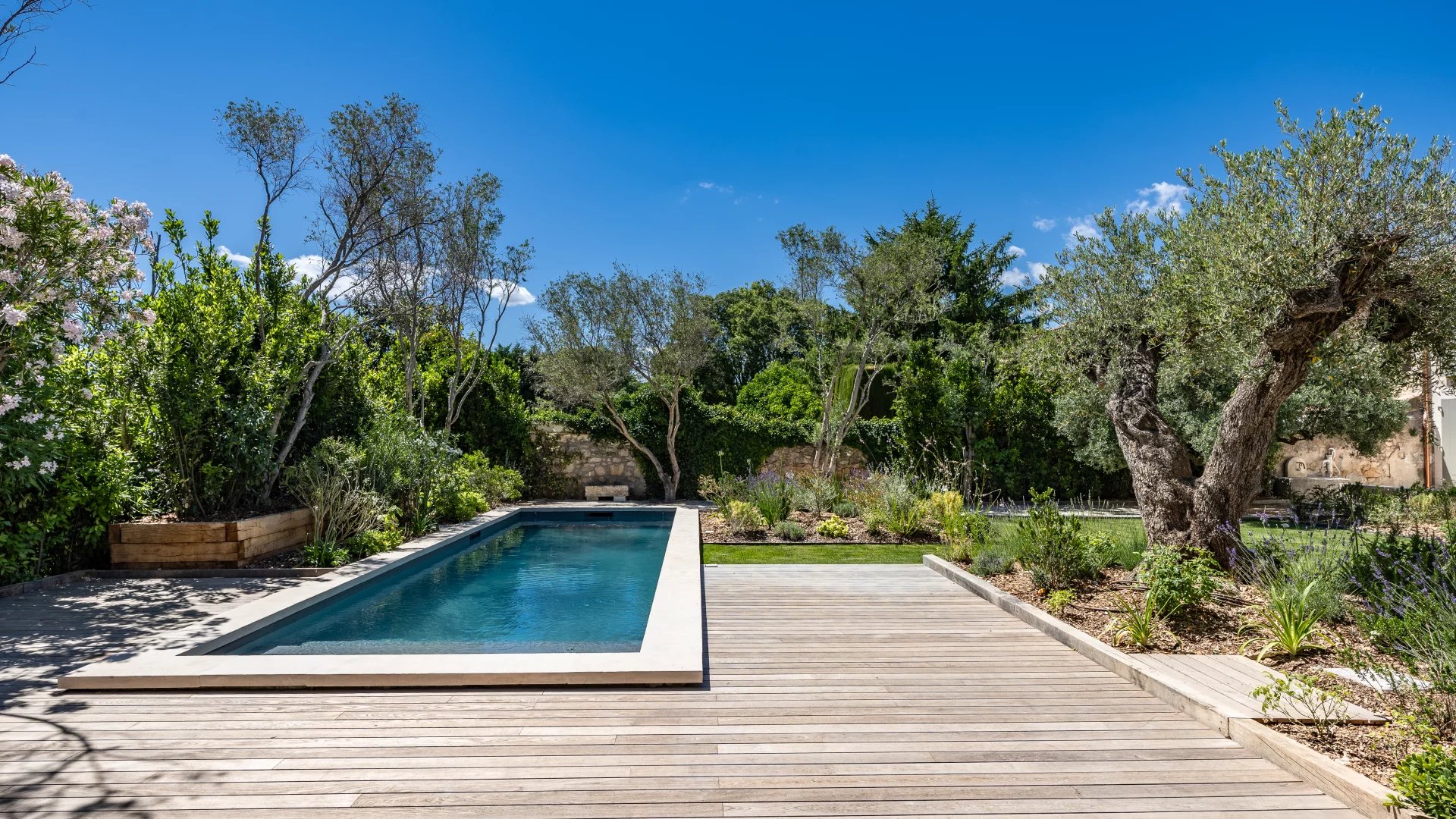 8798472-85050737-5