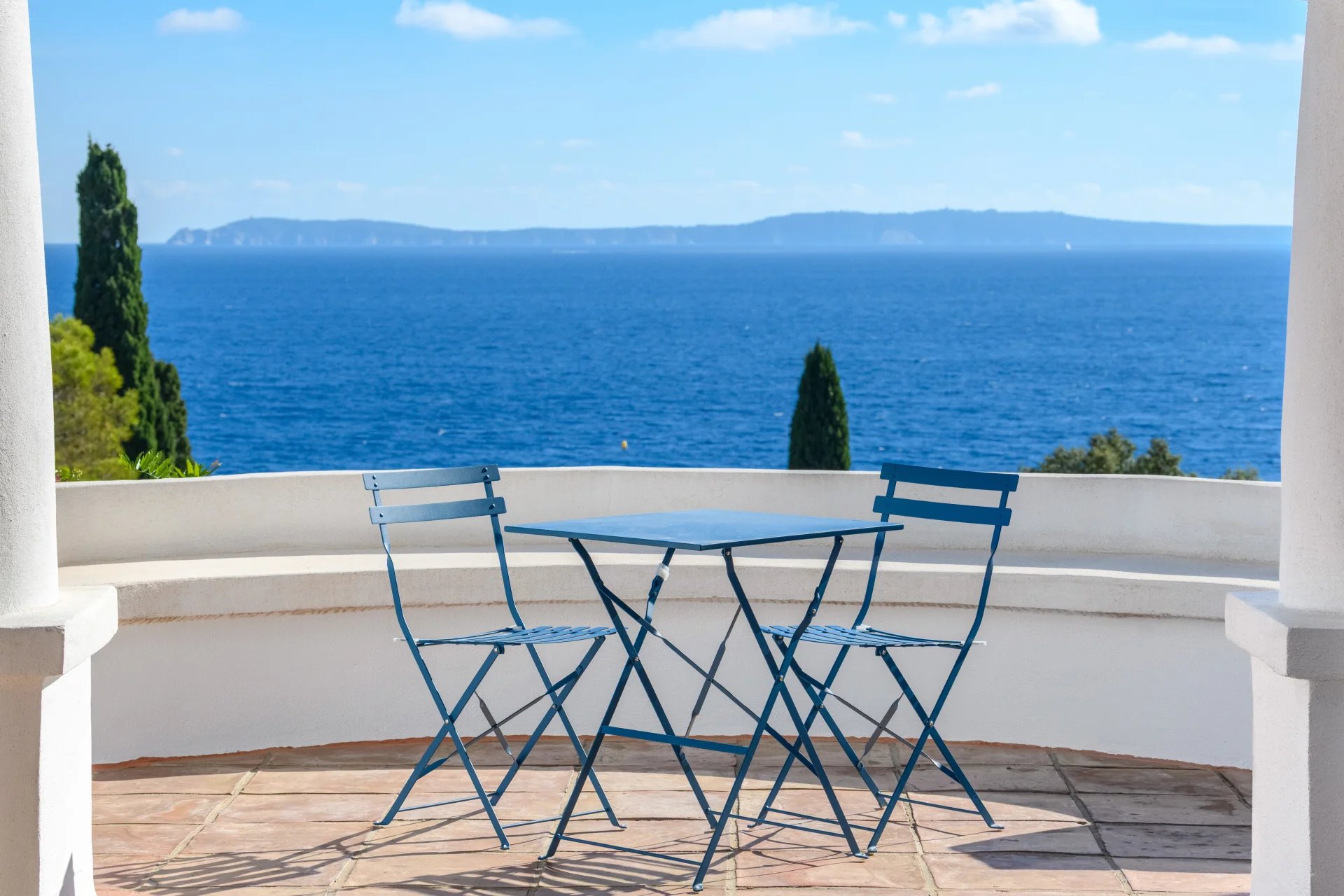 13360979-87494729-2